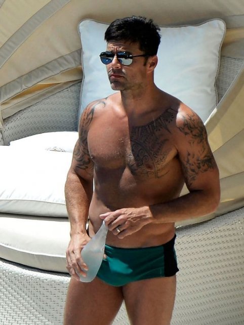 Ricky Martin tomaba el sol en Mallorca y le pillaron así de sexy
