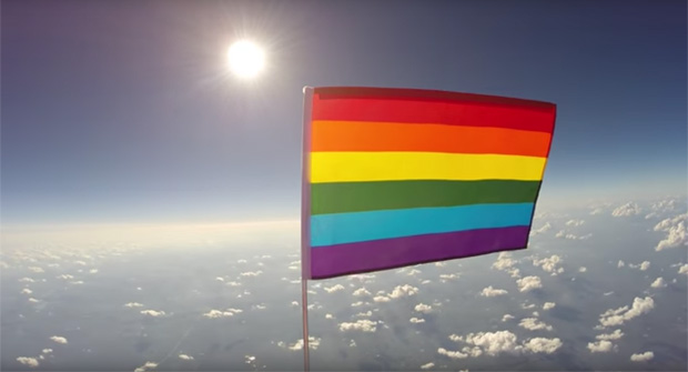 Lanzan al espacio la primera bandera gay
