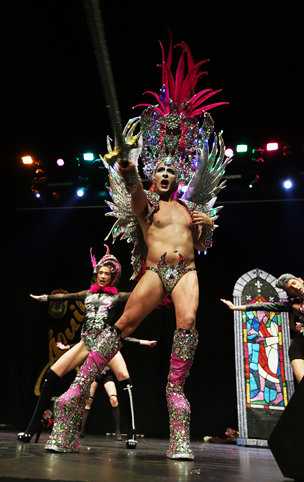 Nos colamos en exclusiva en el backstage de la Gala Drag del Carnaval de Águilas