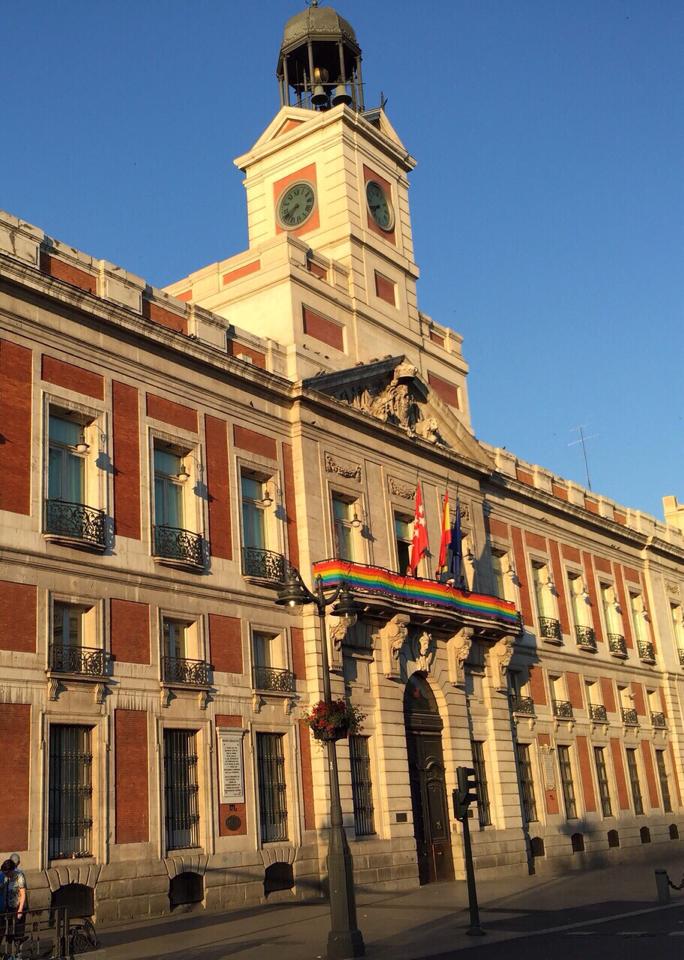 La izada de la bandera arcoíris en Madrid