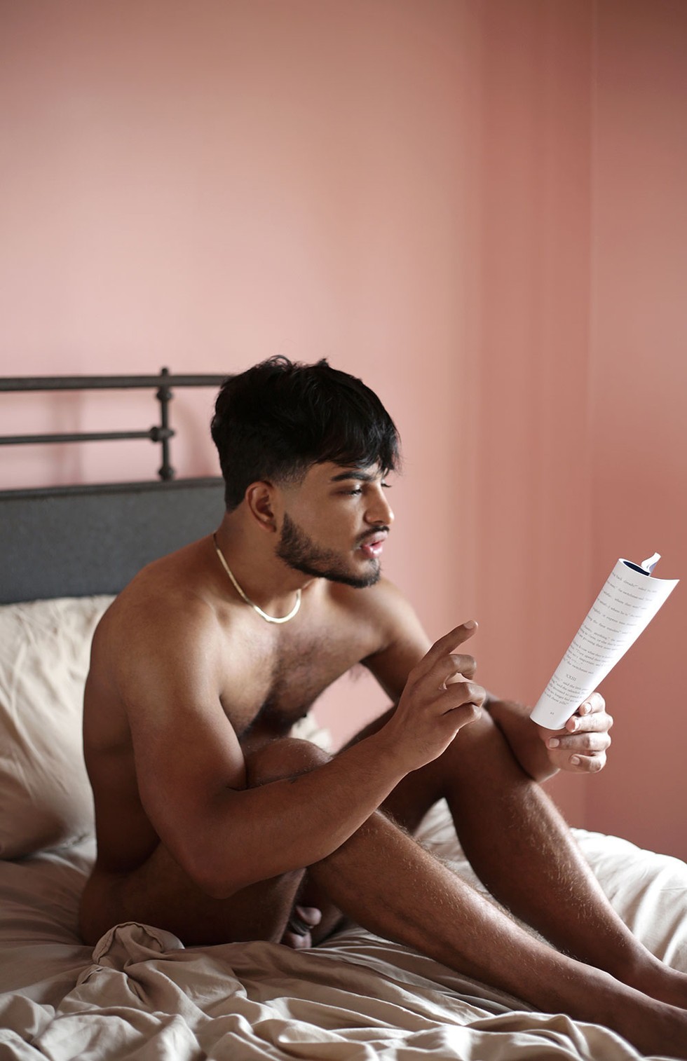 Luke Austin y sus hombres leyendo desnudos en la cama
