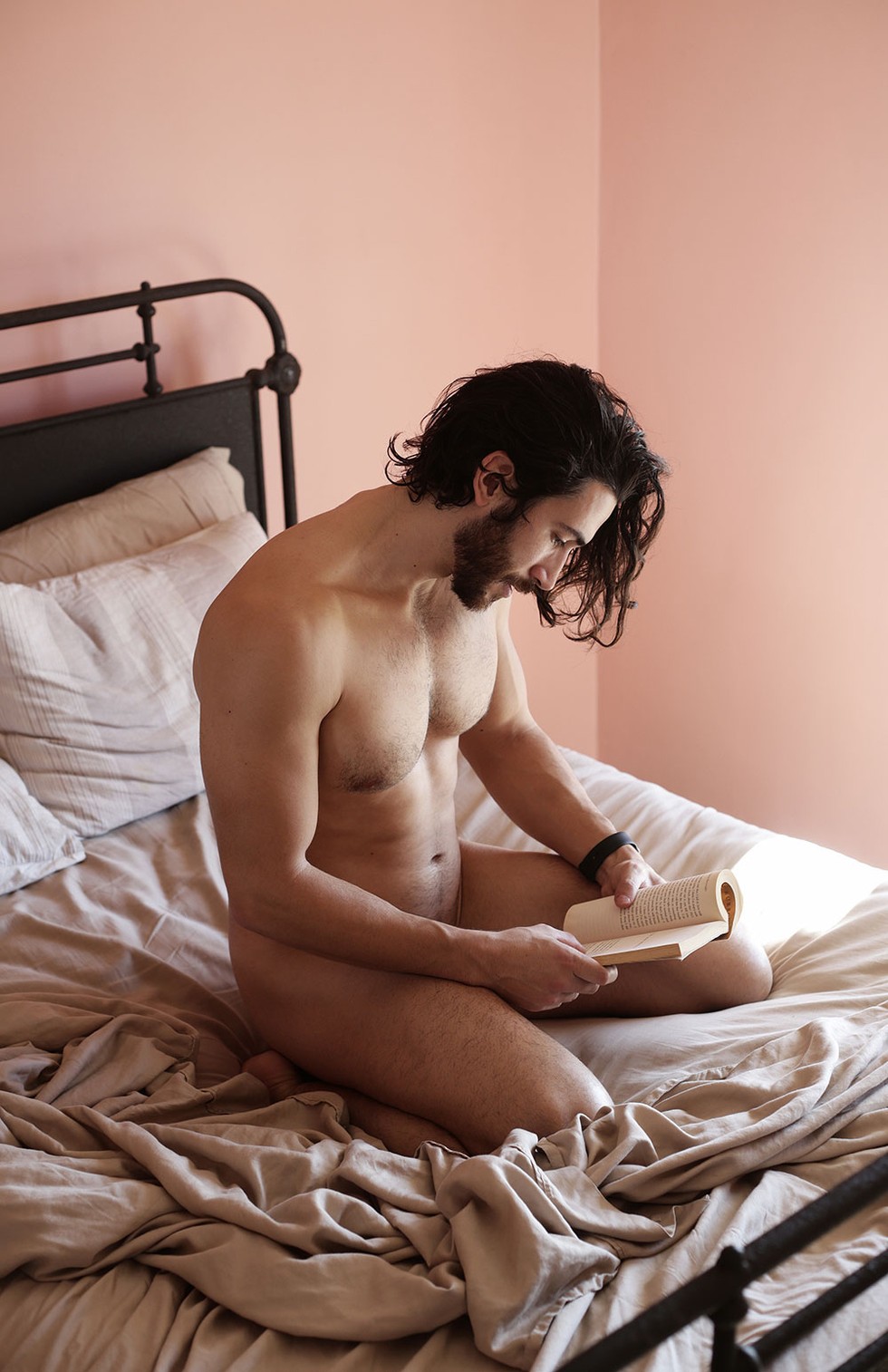 Luke Austin y sus hombres leyendo desnudos en la cama