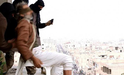 El ISIS arroja otro homosexual desde un edificio
