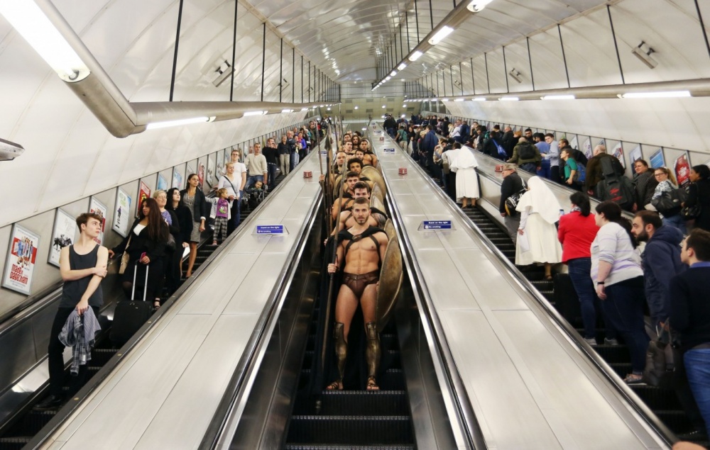 Musculosos espartanos invaden el metro de Londres