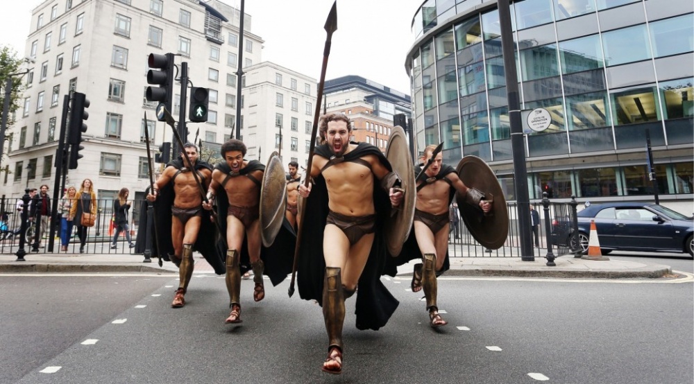 Musculosos espartanos invaden el metro de Londres