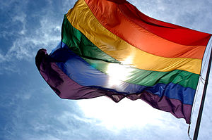 Conoce el origen de la bandera arcoíris, el principal símbolo gay