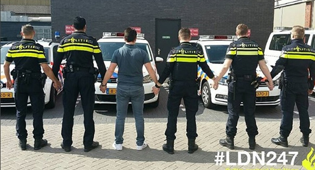 Los políticos holandeses se cogen de la mano en contra de la homofobia