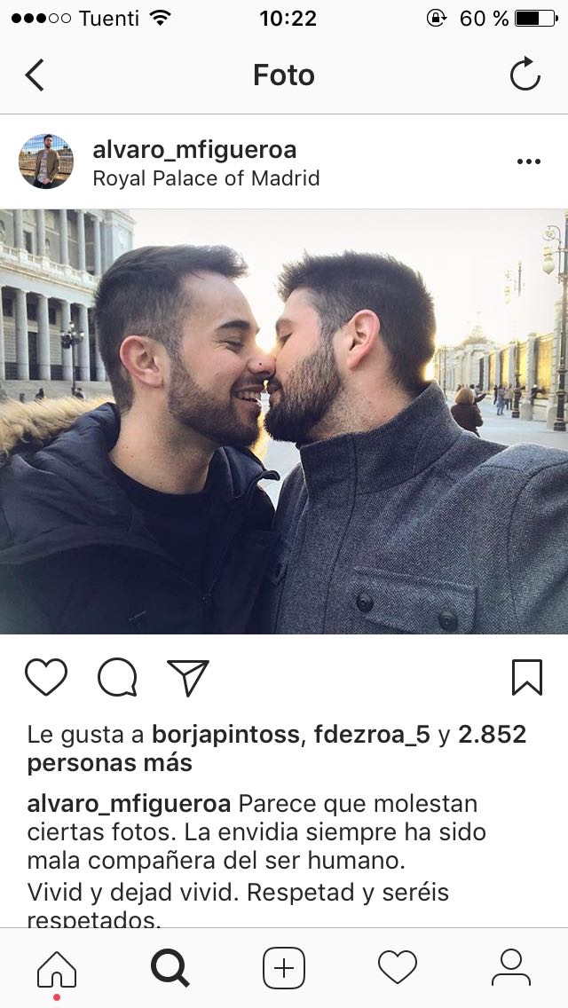 Instagram elimina una foto de una pareja gay besándose por considerarla “inapropiada”
