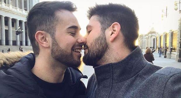Todo sobre la polémica foto del beso gay “censurado” en Instagram. ¿Verdad o mentira?