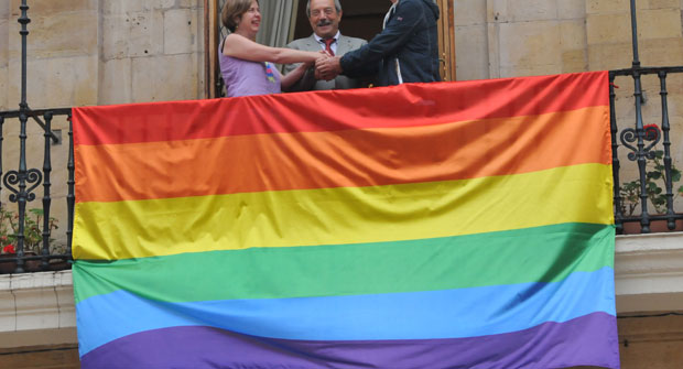 Oviedo no diferencia entre bodas gays y heteros