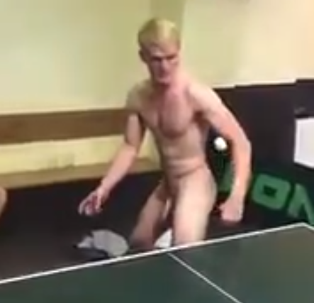 Utiliza su pene como raqueta de ping-pong