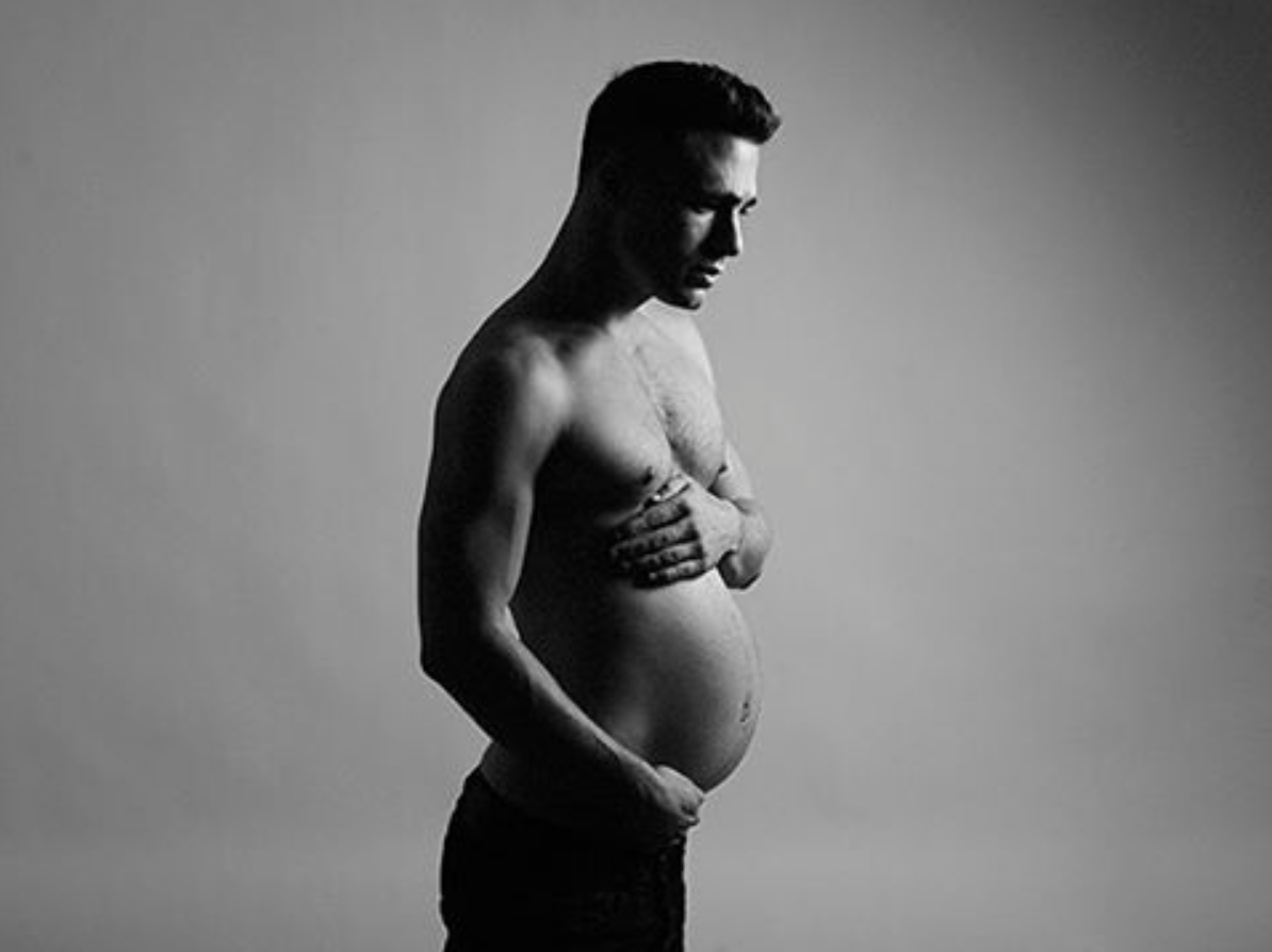 Colton Haynes publica una foto embarazado
