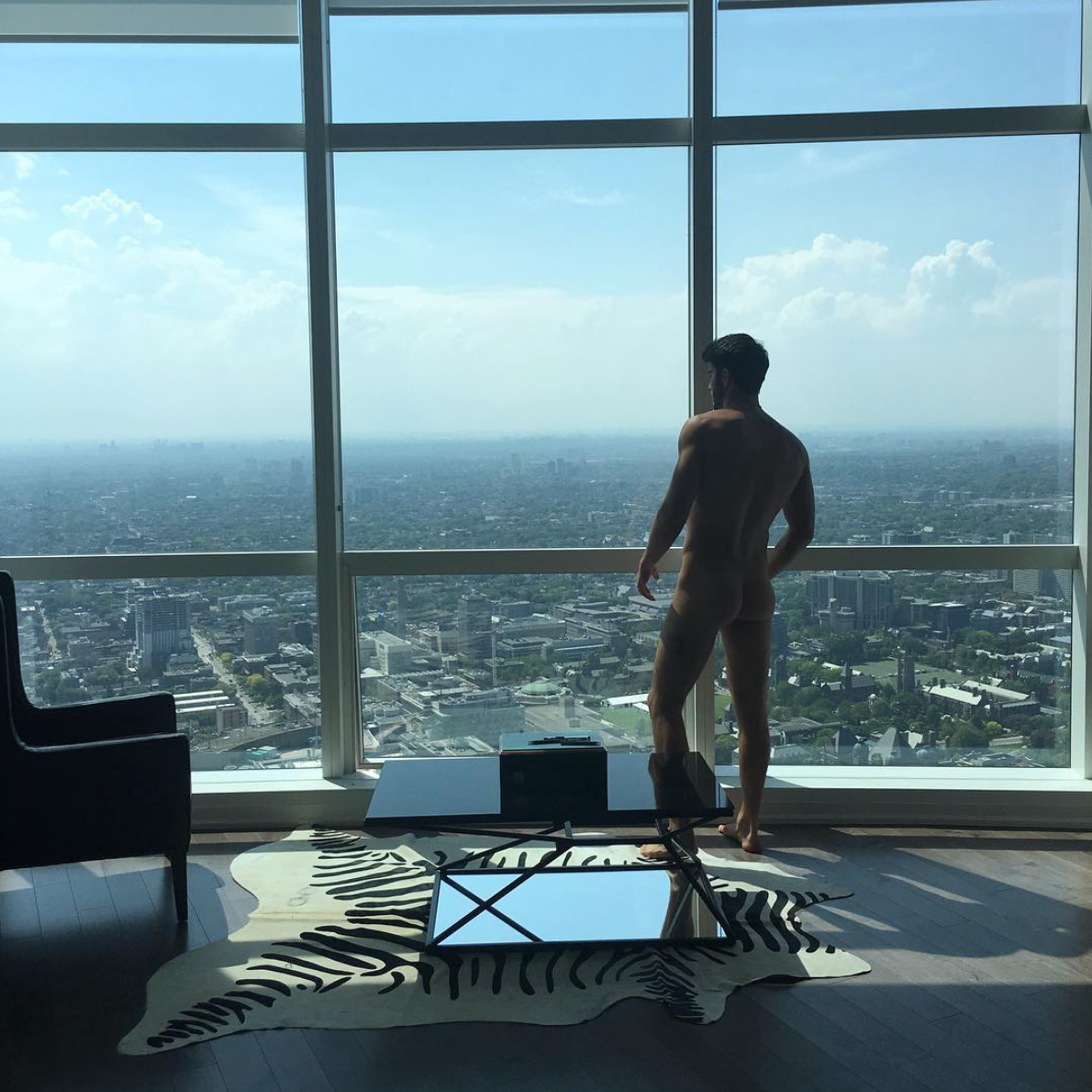 El modelo Nick Bateman se desnuda en Instagram