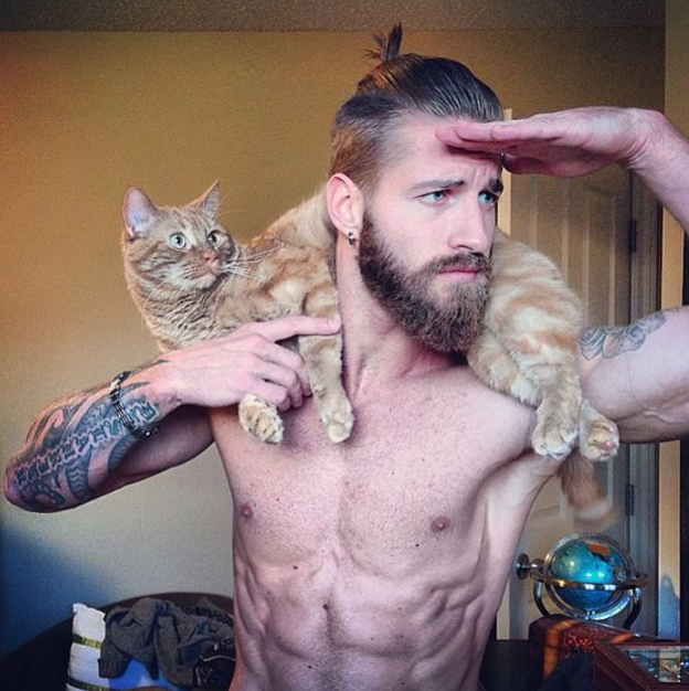 Travis DesLaurier siempre está desnudo con su gato