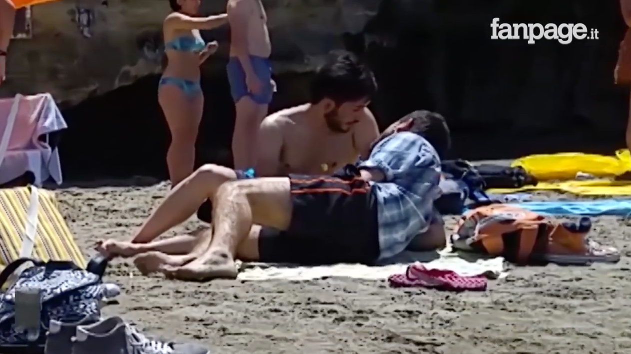 Agresión homófoba a una pareja gay que se besa en la playa