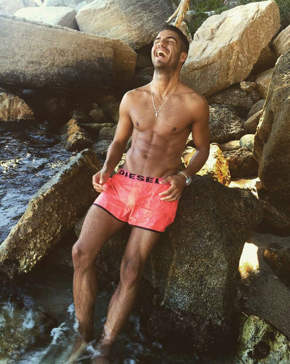 Maxi Iglesias desnudo en Instagram apura sus días de playa
