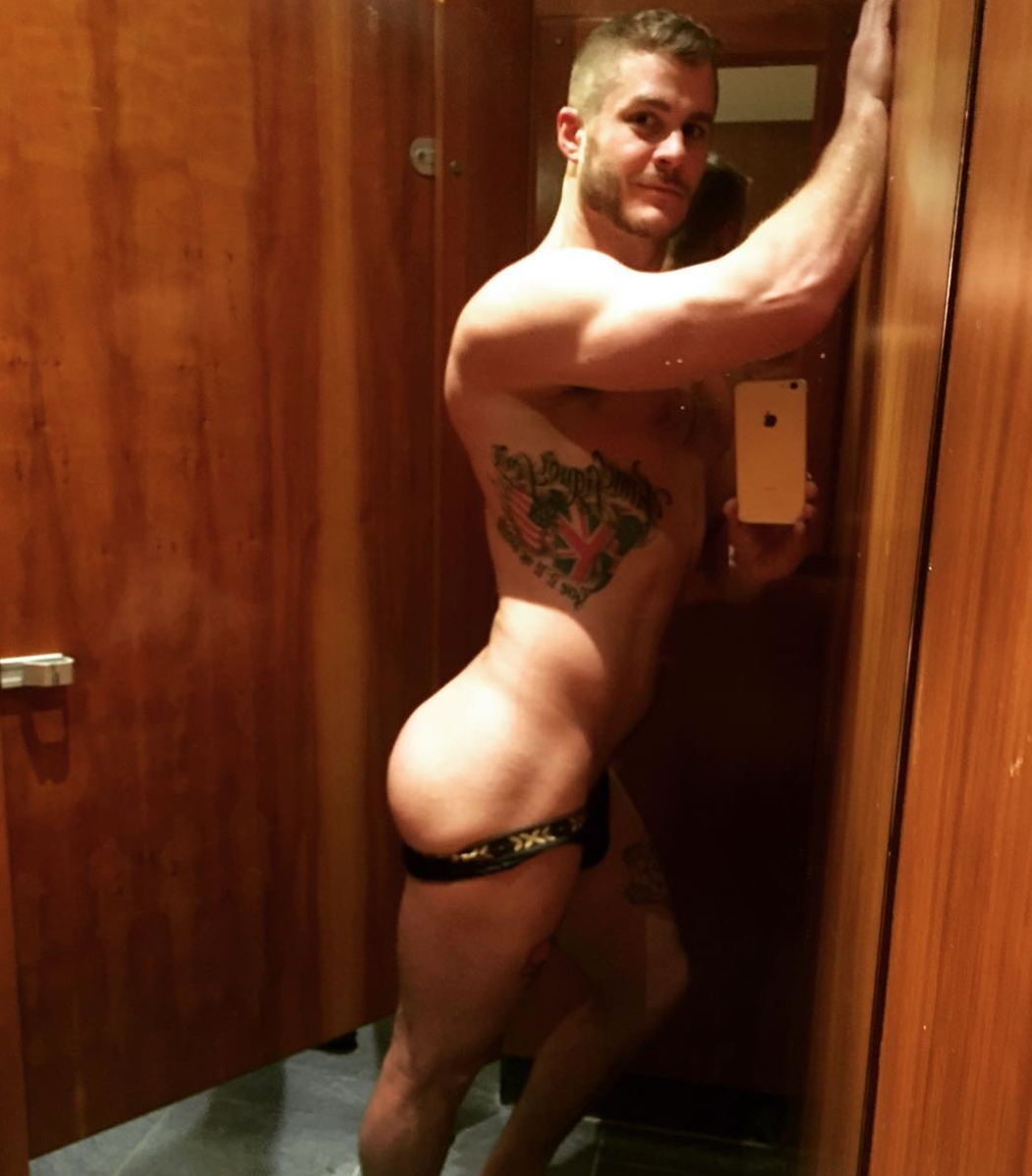 El modelo abiertamente gay Austin Armacost se desnuda en Instagram