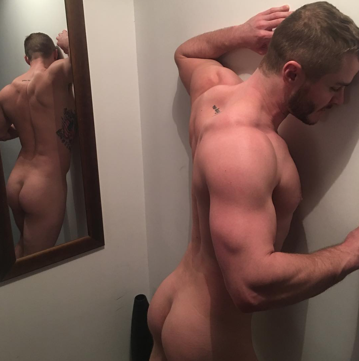 El modelo abiertamente gay Austin Armacost se desnuda en Instagram