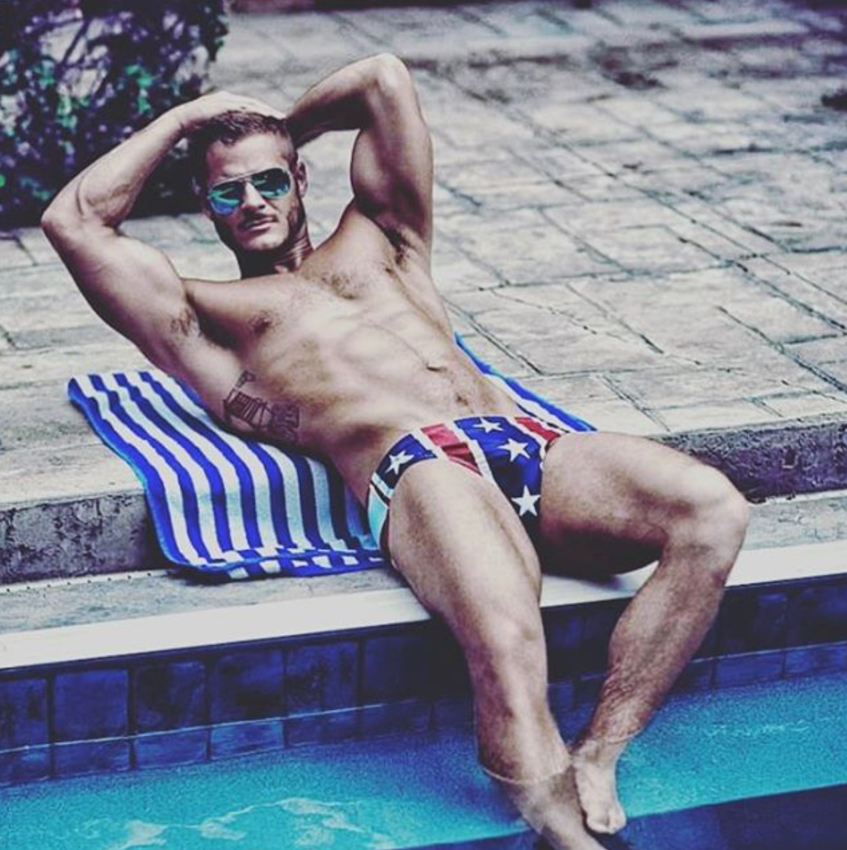 El modelo Austin Armacost, abiertamente gay, lo da todo en Instagram