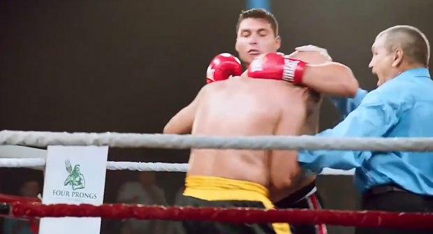 Un adolescente gay consigue subir al ring