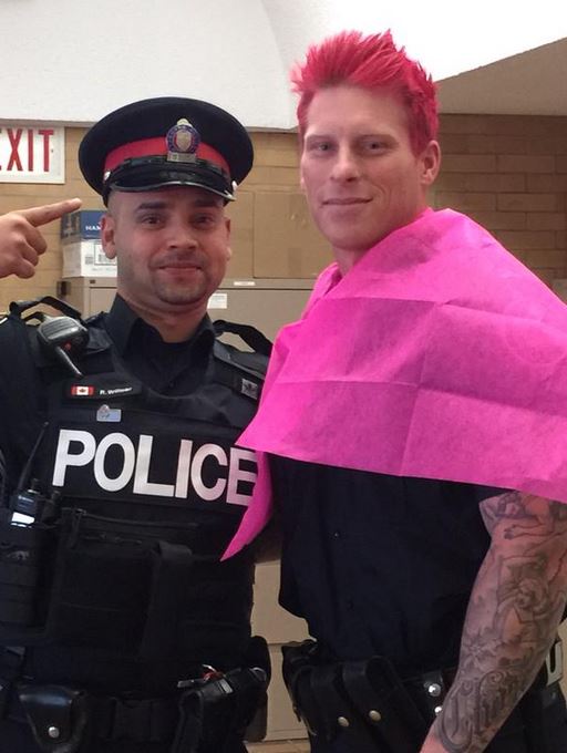 Se pinta el pelo de rosa contra la homofobia