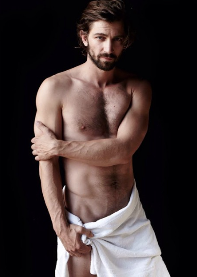 Famoso desnudo en el baño, por Mario Testino