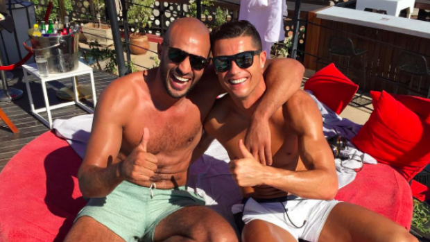 Cristiano Ronaldo 'recién casado' con… ¡Un hombre!