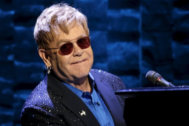 Elton John ha sido denunciado por acoso sexual