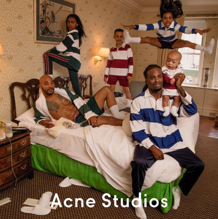 Esta familia de dos papás y sus hijos se convierten en imagen de Acne