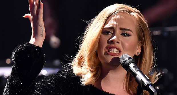 Adele se enfada con una fan en pleno concierto