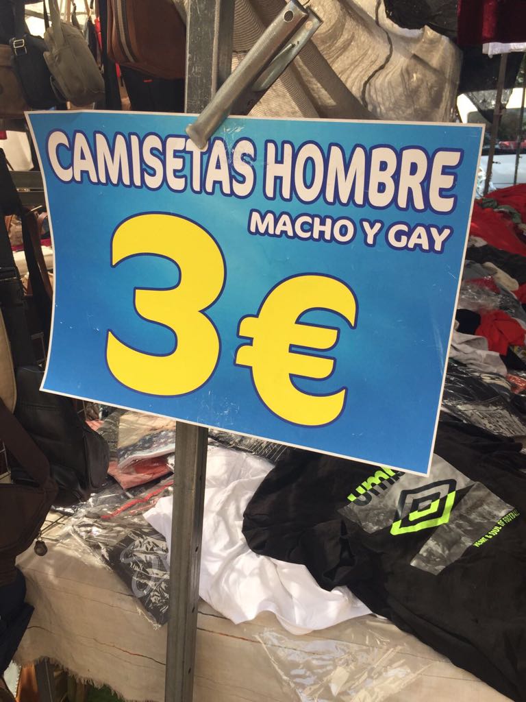 Un mercadillo de Almuñécar vende camisetas ‘para gays’
