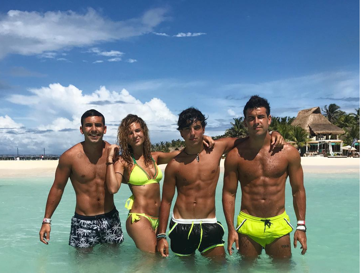 Mario Casas sube la temperatura en las redes sociales con sus hermanos