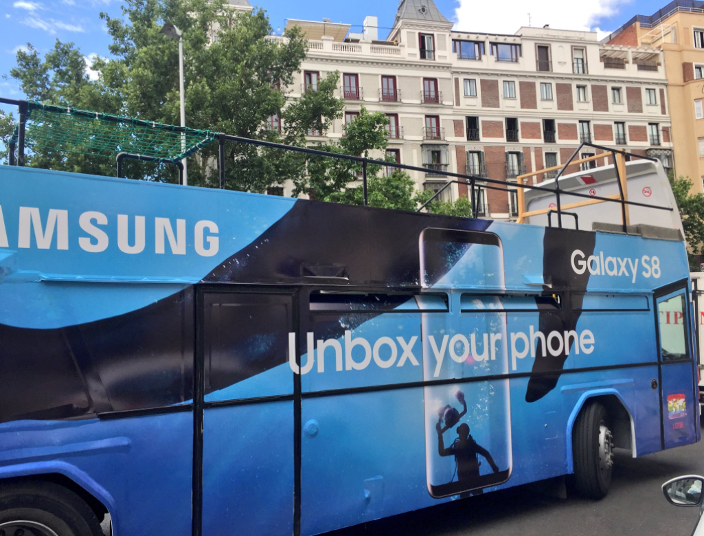 La carroza de Samsung y Shangay viste de arcoíris Madrid