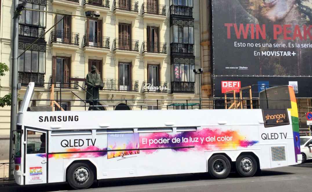 La carroza de Samsung y Shangay viste de arcoíris Madrid