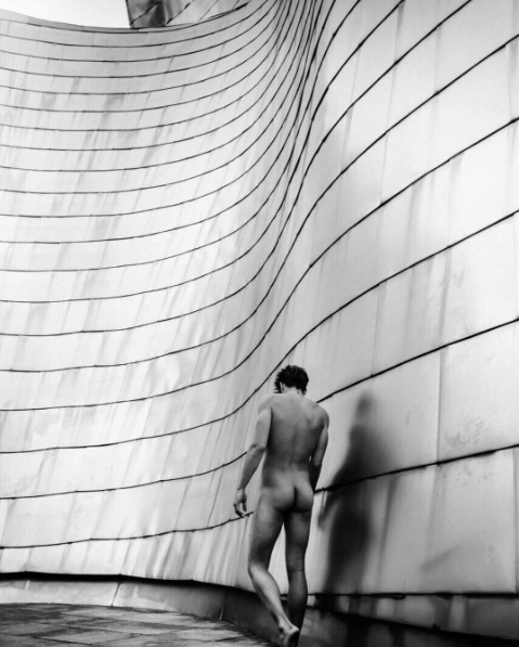 Jon Kortajarena posa desnudo frente al Museo Guggenheim de Bilbao