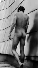 Jon Kortajarena posa desnudo frente al Museo Guggenheim de Bilbao