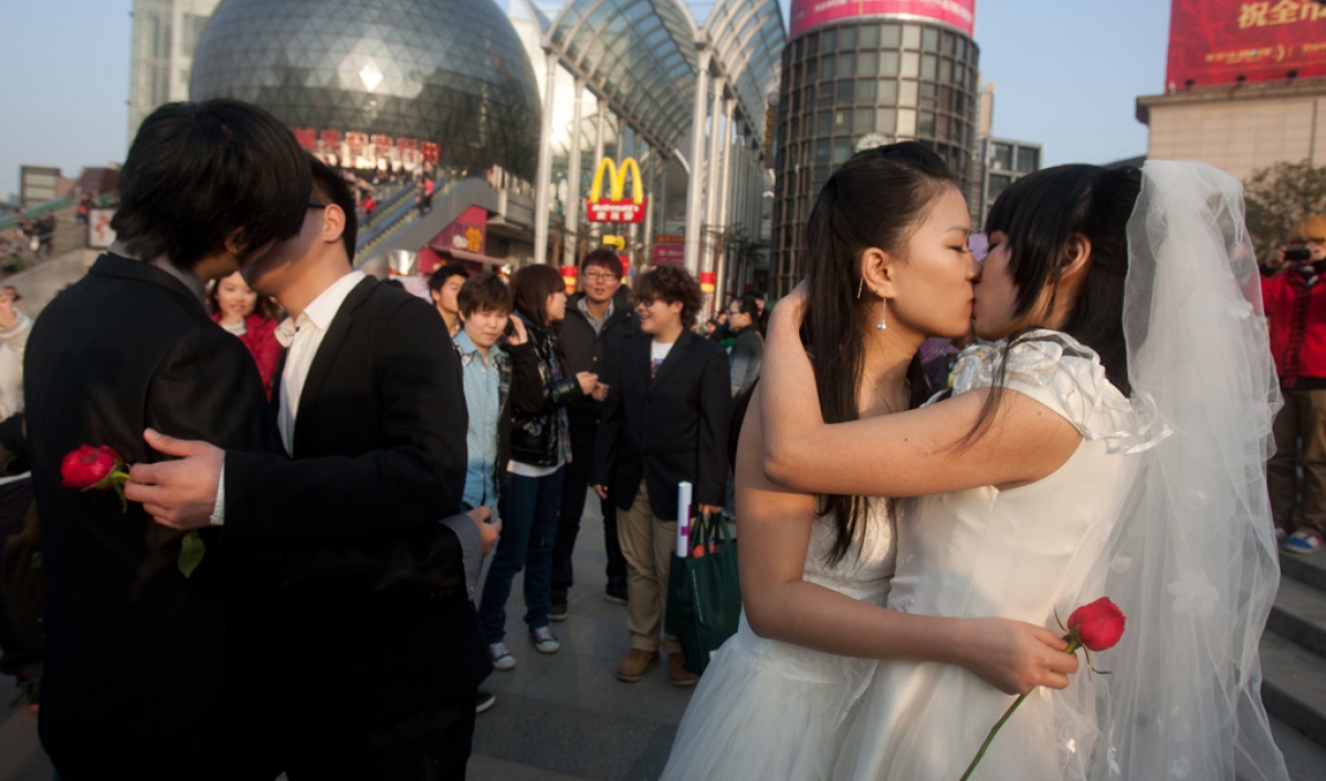Matrimonios cooperativos entre gays y lesbianas para aparentar