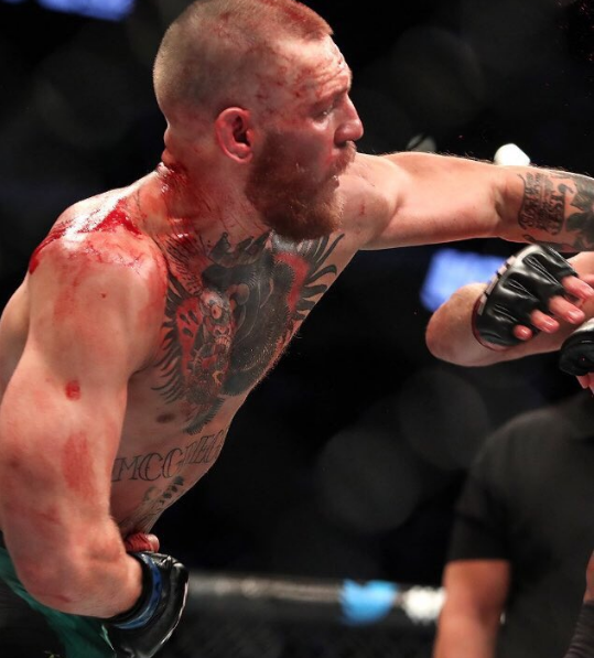 El pene del luchador de la UFC Conor McGregor en pleno combate