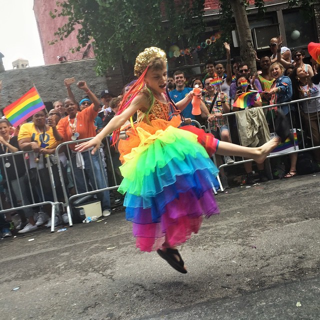 Las polémicas imágenes del menor que disfrutaba del Orgullo LGTB