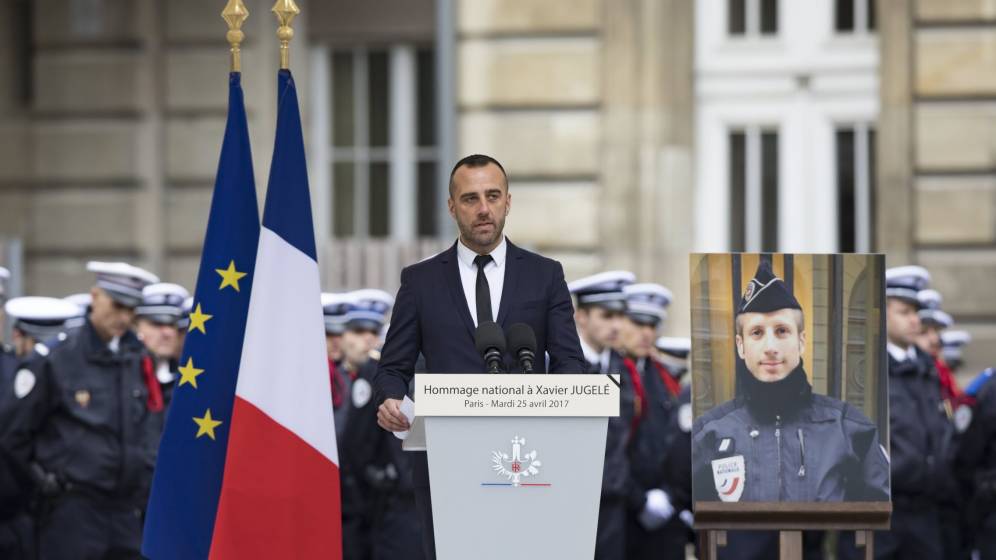 El novio del policía asesinado en París se casó a título póstumo