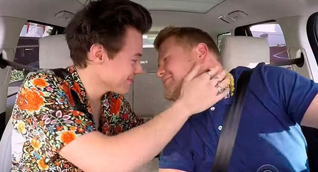 Harry Styles y James Corden se besan en el ‘Carpool Karaoke’ navideño