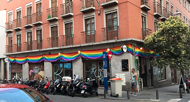 Un bar de Chueca recibe 4 denuncias por colgar la bandera LGTB