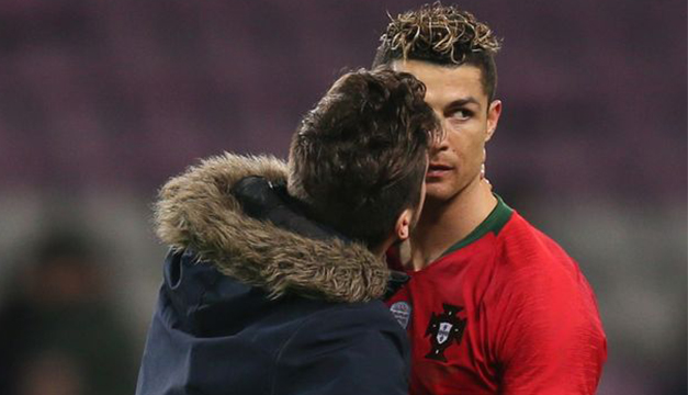 El beso de un espontáneo a Cristiano Ronaldo en mitad de un partido desata la polémica