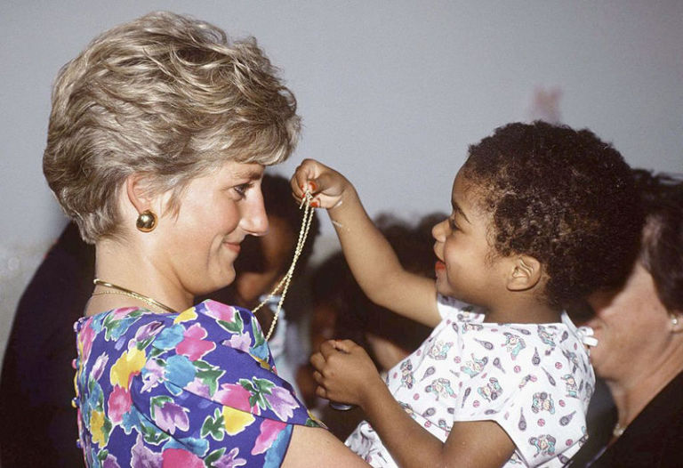 El príncipe Harry continúa la labor de su madre con pacientes con VIH