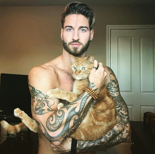 Travis DesLaurier siempre está desnudo con su gato