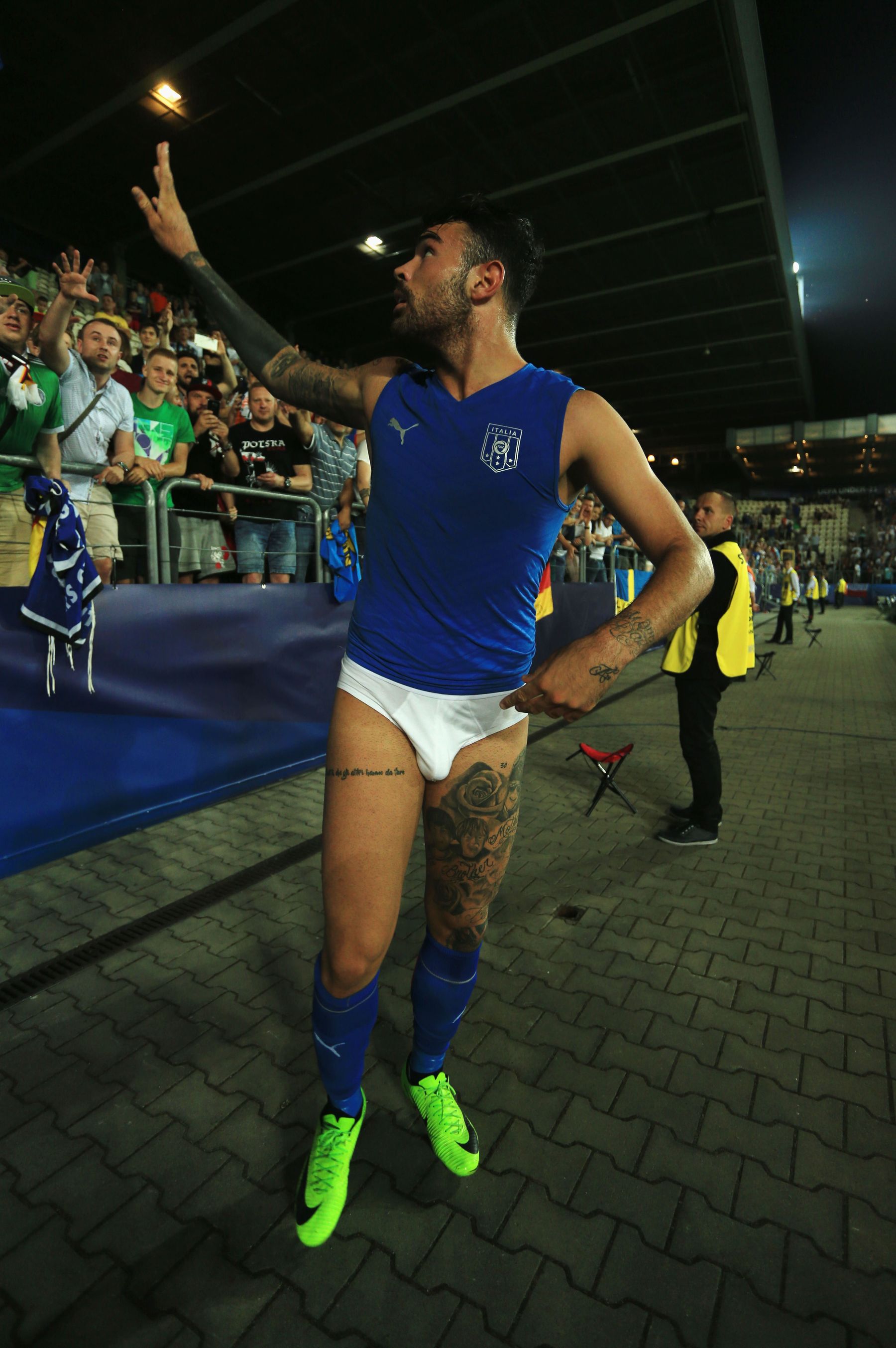 Así celebra este jugador italiano la victoria de su equipo de fútbol