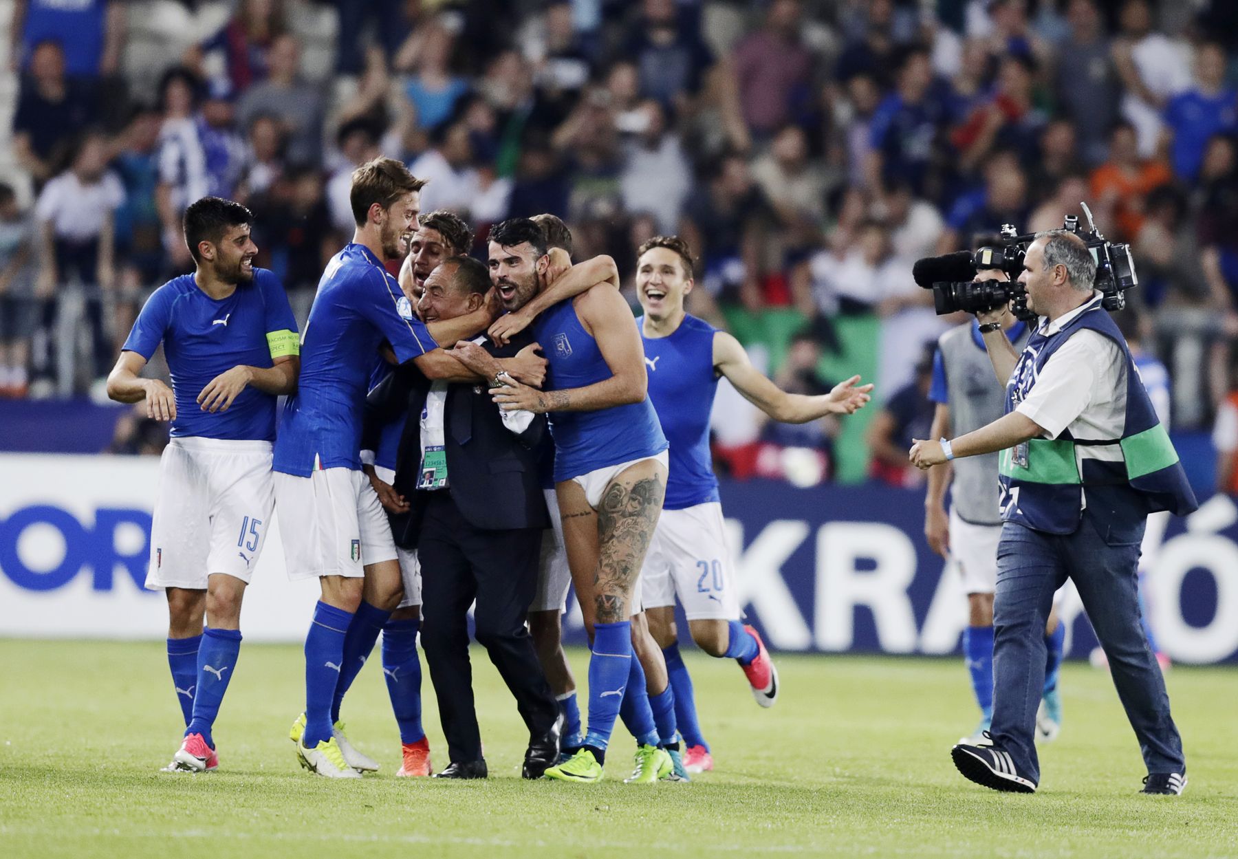 Así celebra este jugador italiano la victoria de su equipo de fútbol
