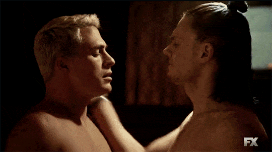¡Alerta spoiler! La escena gay más ‘hot’ de ‘American Horror Story’