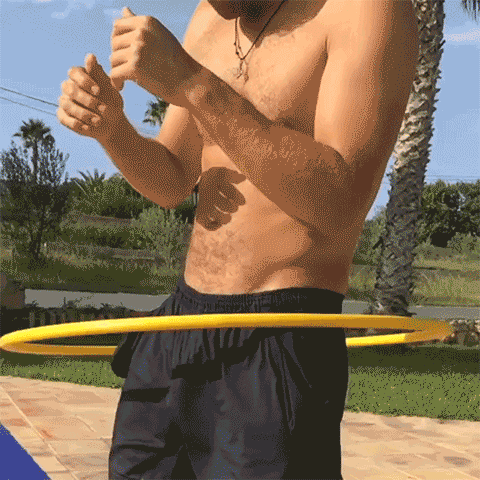 Él baila con el hula hoop sin ropa interior… y se hace viral