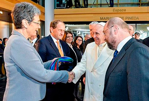El Papa se queda con una bufanda gay